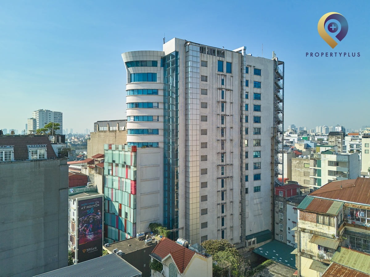 Mặt ngoài tòa nhà Ruby Plaza nhìn từ góc khác với thiết kế kính màu sắc nổi bật.
